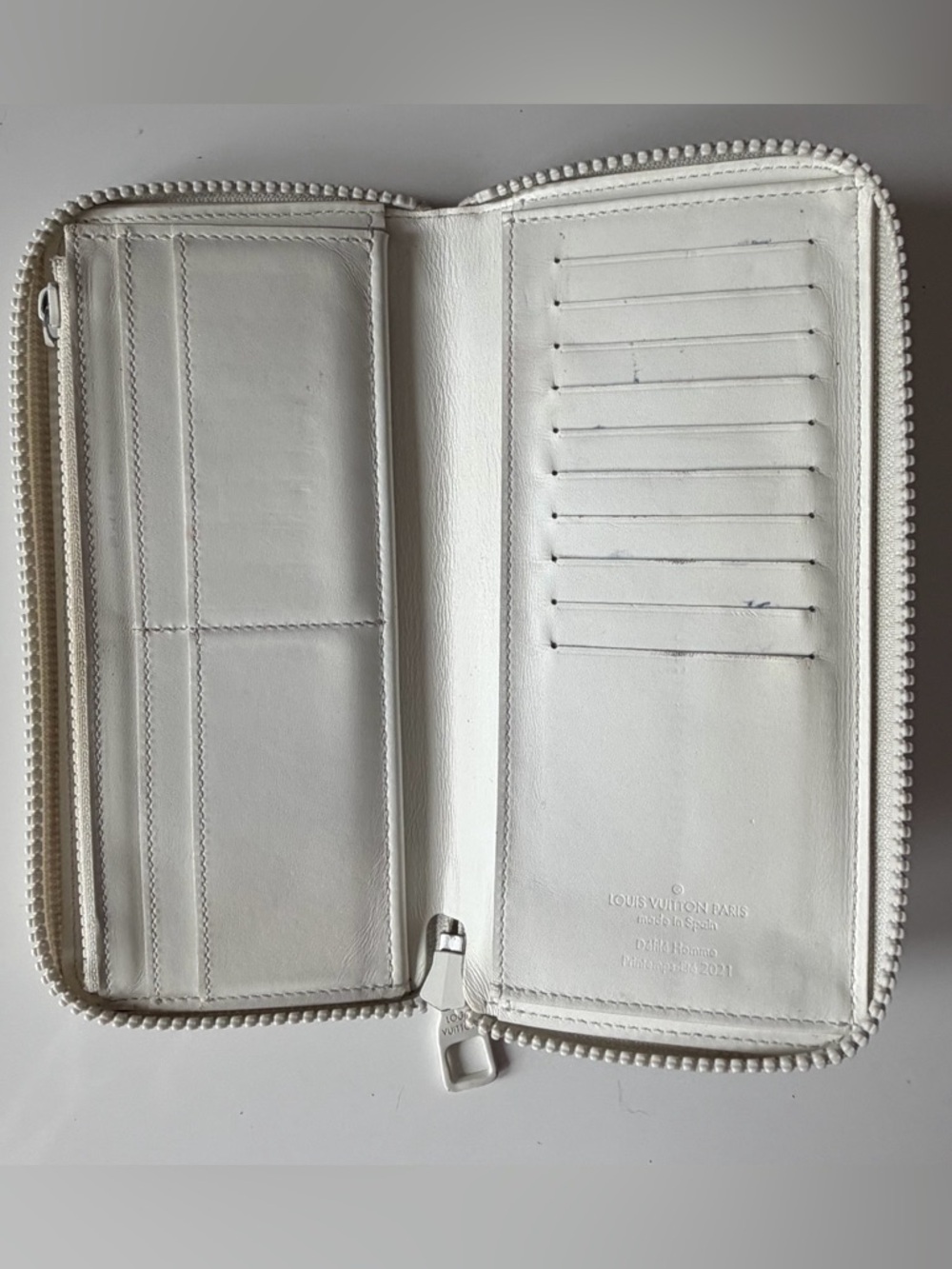 Louis Vuitton LV Friends Zippy Vertical Wallet White Taurillon Runway Unisex - Picture 8 of 15